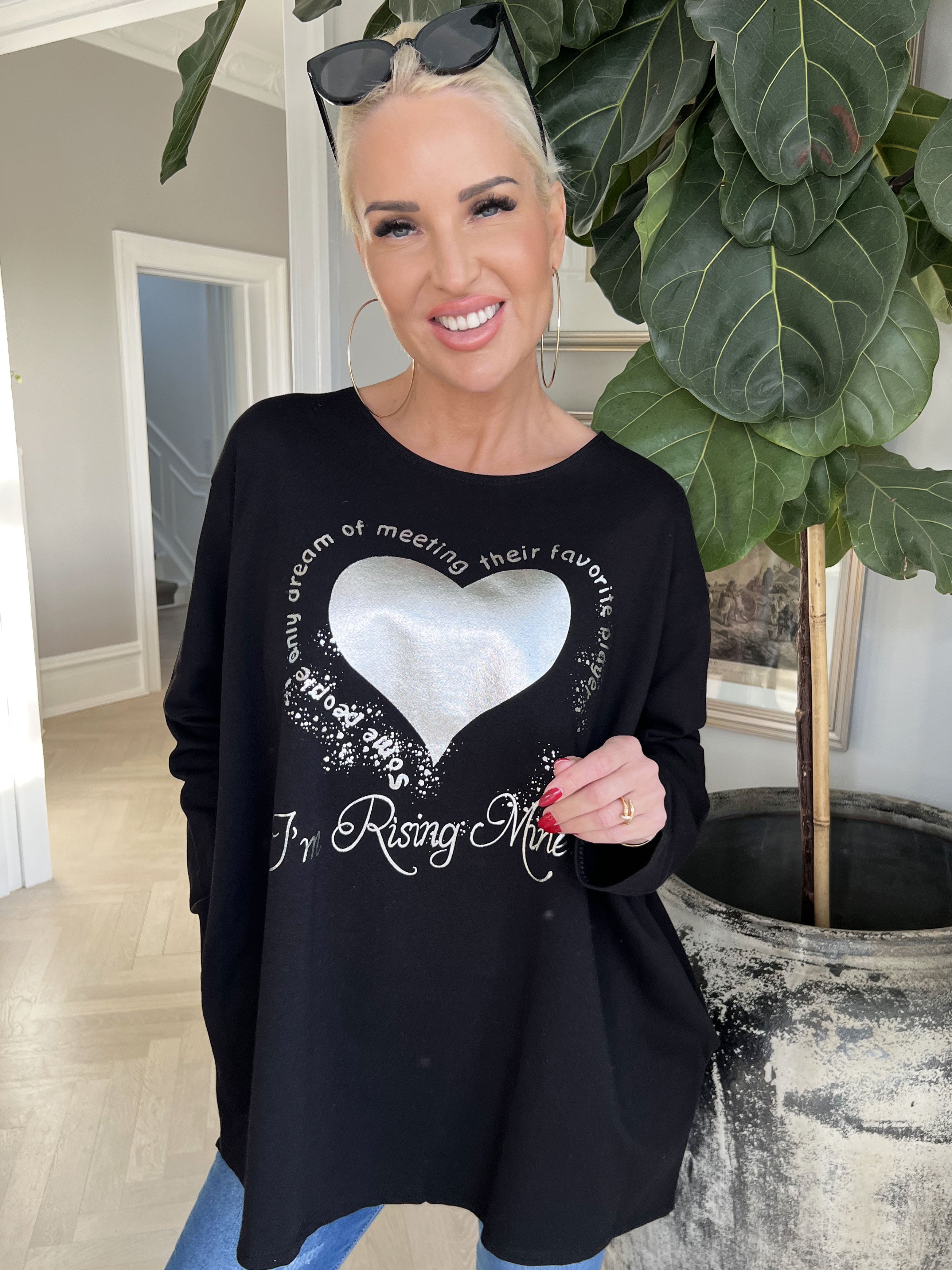 Hearty - Joggingblus med silverfärgad text och hjärta framtill